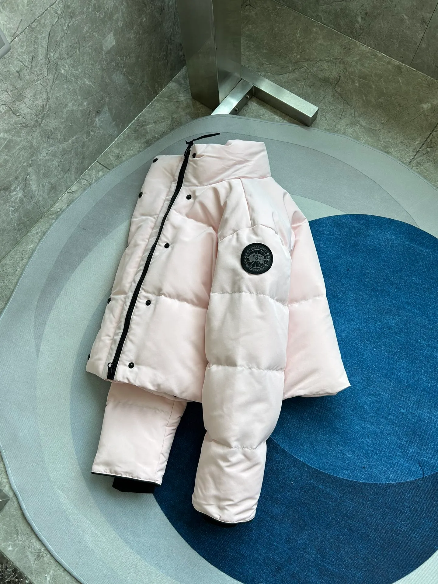 P880 E2266WB Grandview black label short jacket down jacket. Constructed from Arctic Tech recycled fabric®, it features a cinchable hem for sleek styling and storage. Color: Soft pink. Size: XS S M L XL.